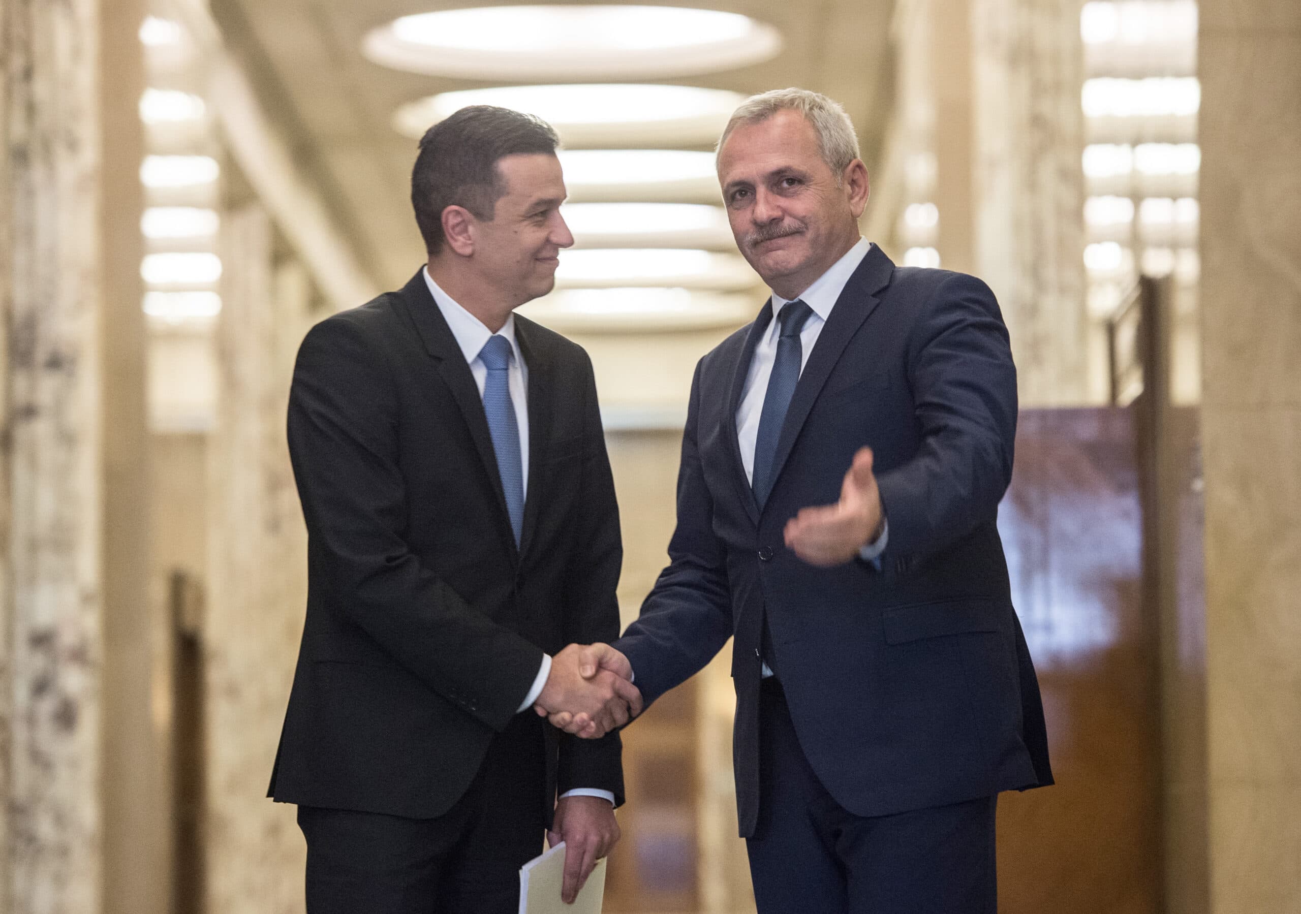 FOTO | Cu ocazia deciziei PSD: momentul de drăgălășenie de la precedentul episod „Grindeanu premier”. În prima zi la noul job, Dragnea și Tăriceanu l-au dus de mânuță la serviciu