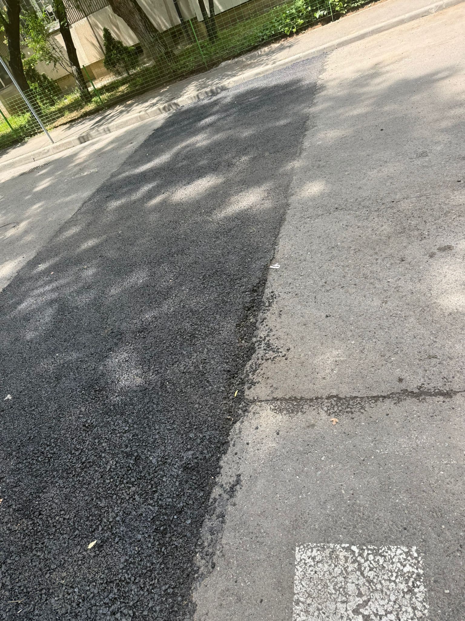 FOTO | Fenomenală victorie de infrastructură în București. S-a asfaltat azi-noapte groapa din Sectorul 4 și azi s-a stricat la loc
