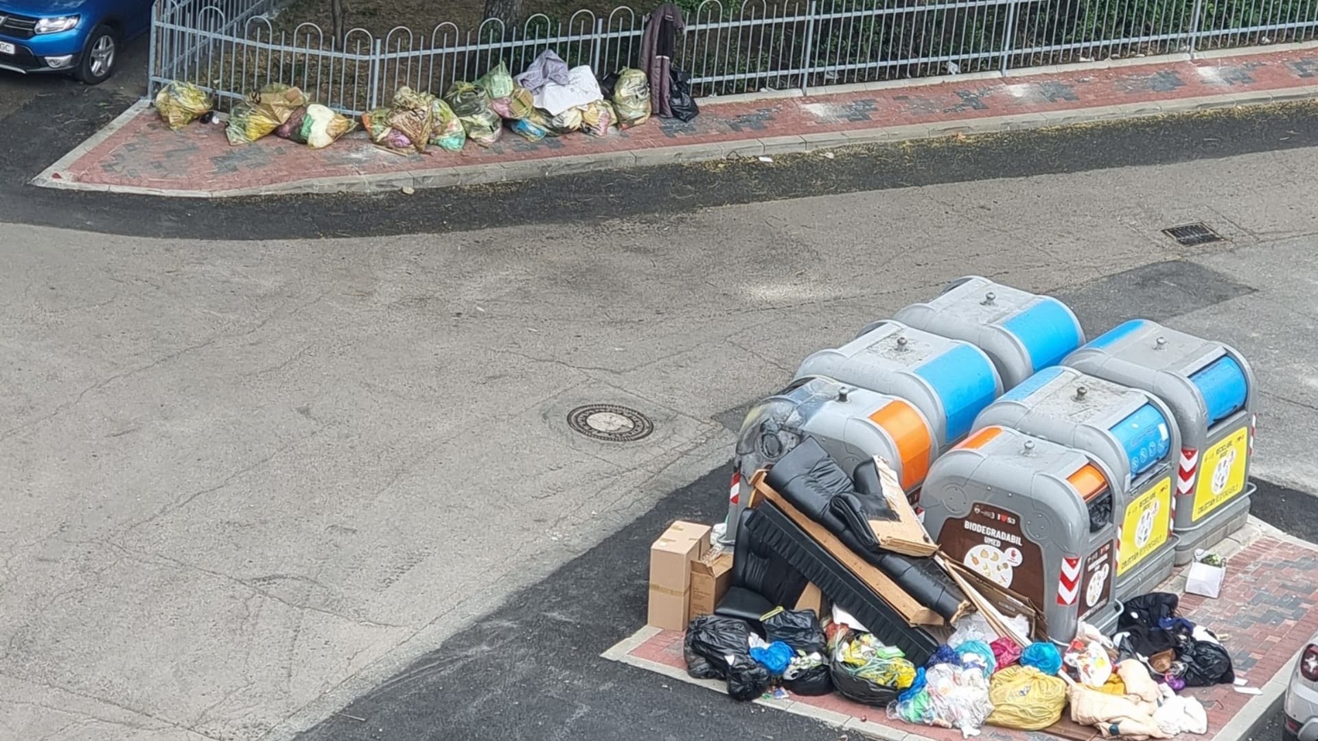 FOTO | Mașina de gunoi a trecut prin Sălăjan, dar pubelele au rămas pline. Problemele cu deșeurile în Sectorul 3 continuă
