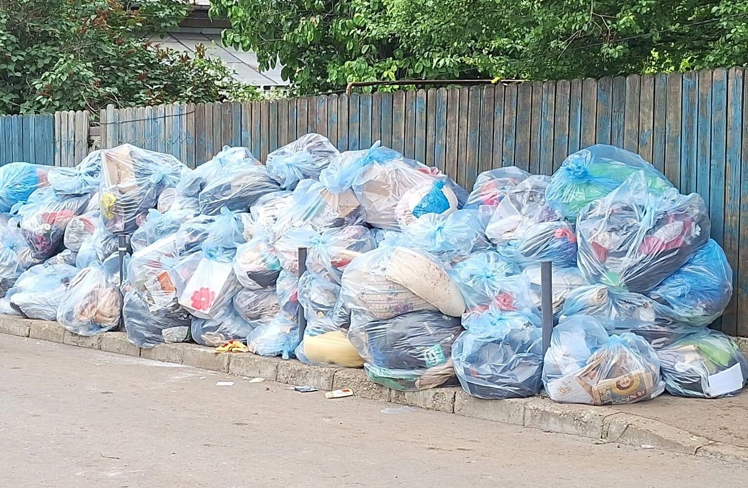 FOTO | Munți de saci cu gunoi, scoși dintr-o curte din Sectorul 2. Cum arată locul care devenise o groapă de gunoi ad-hoc și a fost curățat la insistențele vecinilor