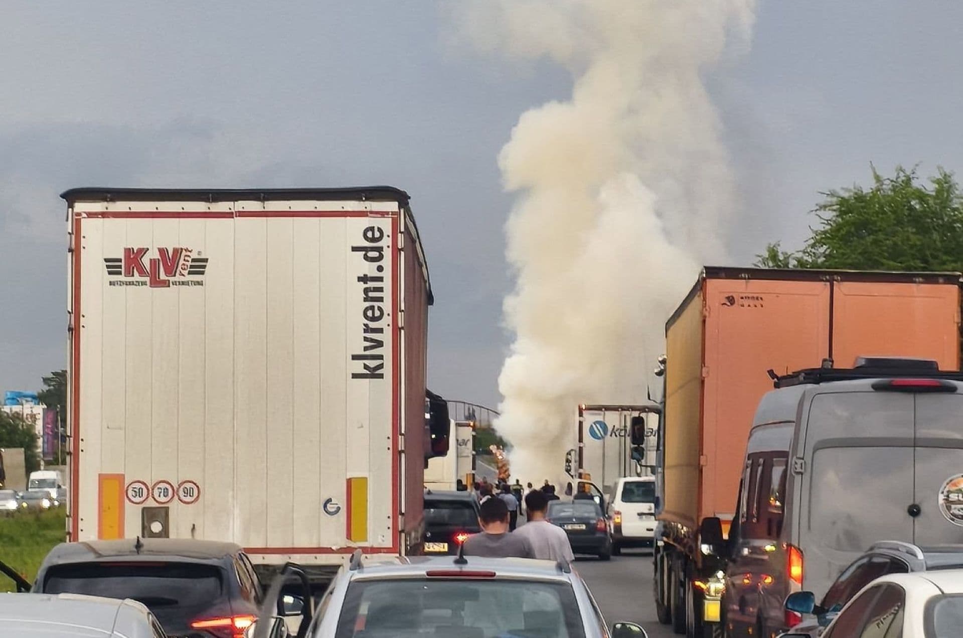 ALERTĂ | Un incendiu auto a izbucnit pe Centura Capitalei. O mașină a luat foc între Dragomirești și Chitila, traficul este îngreunat