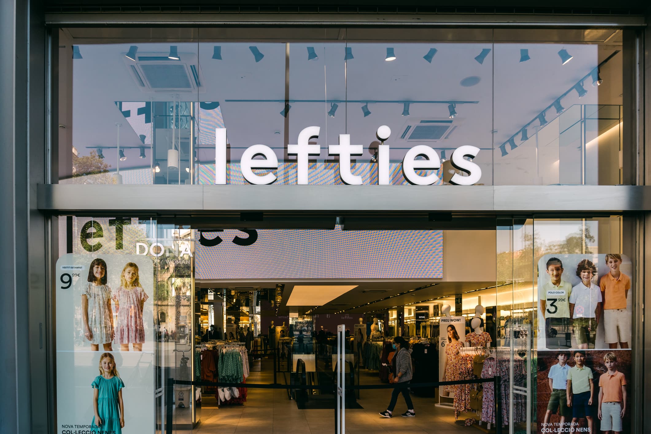 Lefties s-a deschis la București, în mall Afi Cotroceni, cu promisiunea prețurilor mici. Este al cincilea magazin din România
