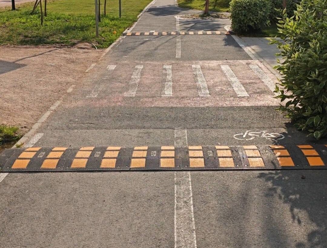 VIDEO | Dezbatere aprigă în Parcul Liniei, după ce pe pista de biciclete au apărut bumpere. De ce sunt foarte periculoase pentru bicicliști aceste limitatoare de viteză