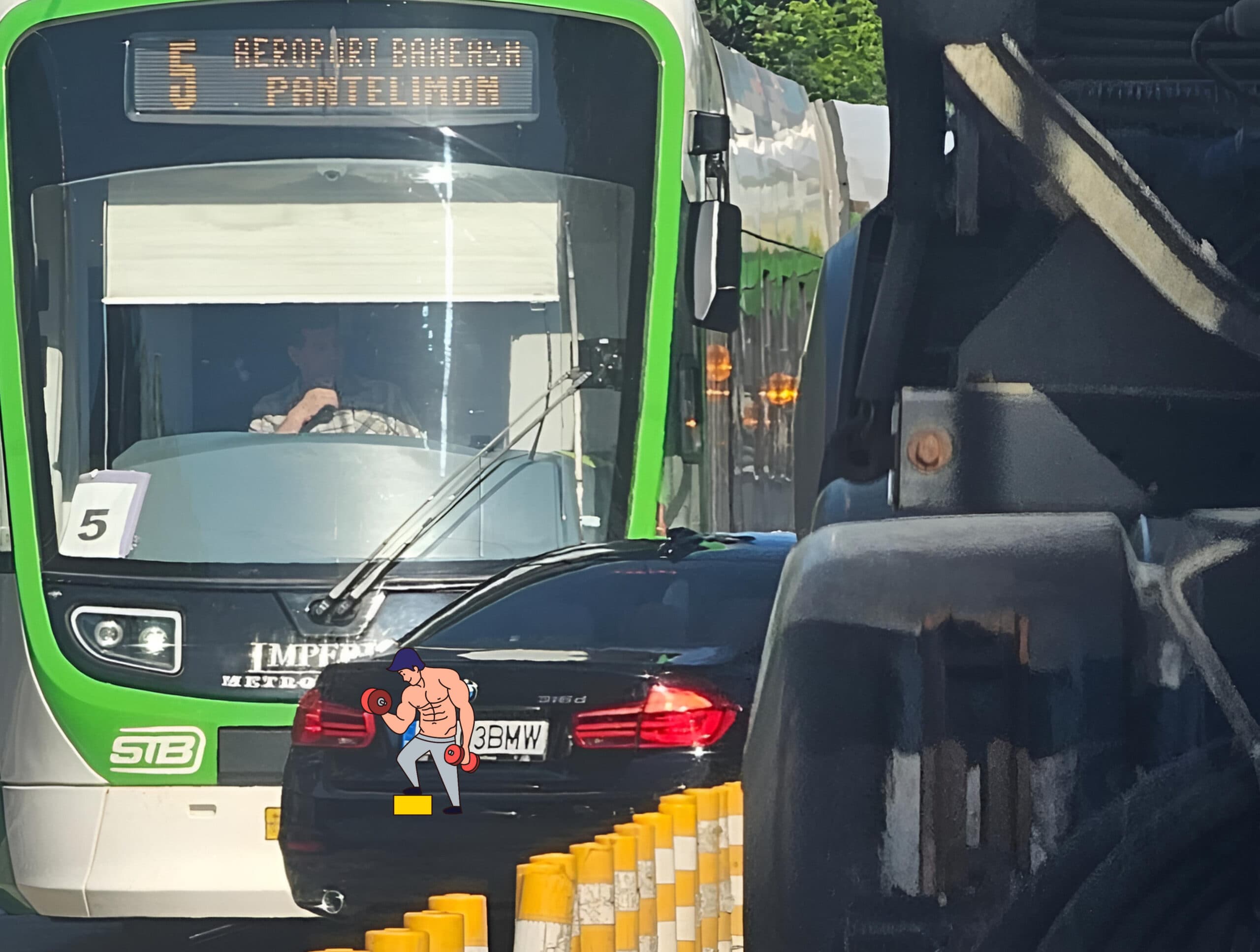 FOTO | Momentul în care Linia 5 a încremenit. Un șofer de BMV a luat-o printre stâlpișori și-a dat nas în nas cu un tramvai, care circula regulamentar pe șinele lui