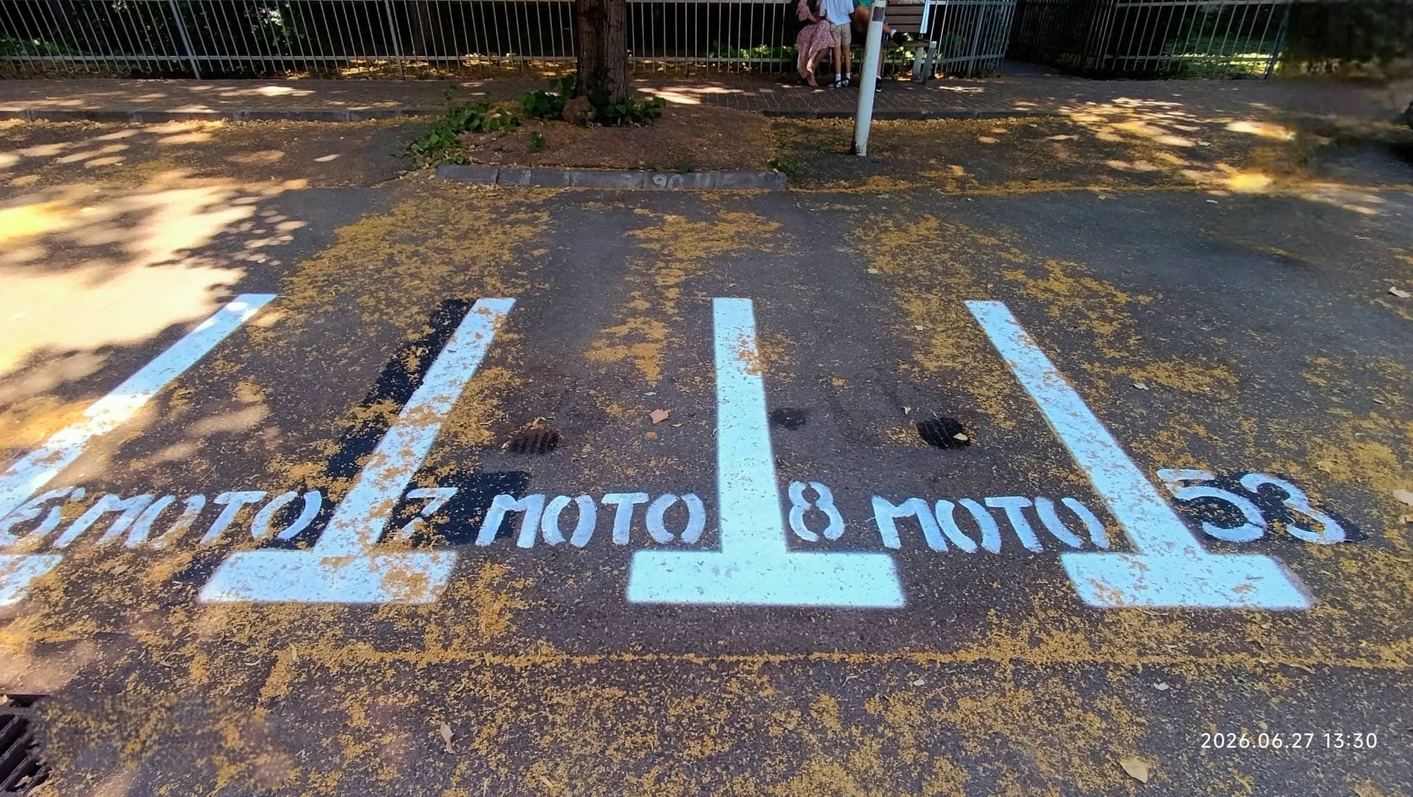 A apărut parcarea 3 în 1 ca șamponul în Sectorul 3. Un bucureștean s-a trezit fără loc de parcare, după ce Primăria a trasat acolo spații pentru trei motociclete