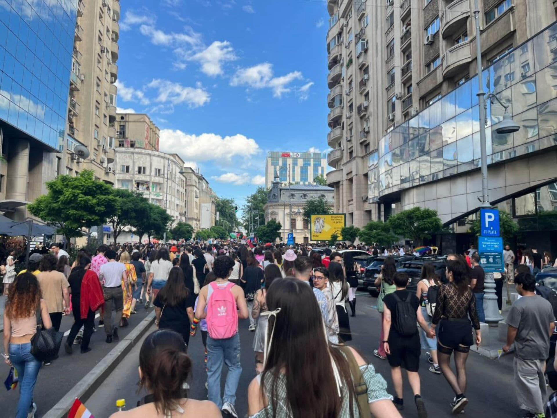 FOTO | A început Marșul Pride 2026, participanții se îndreaptă spre Parcul Izvor. De dimineață, Diana Șoșoacă a organizat Marșul Normalității