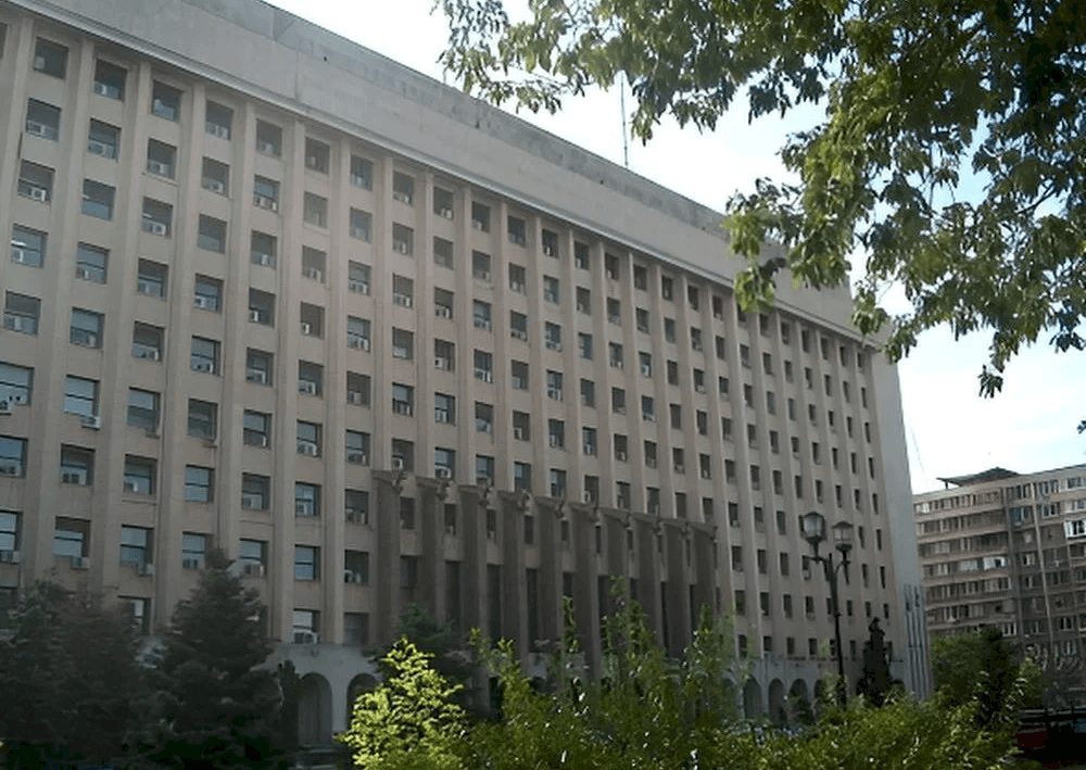 Lifturile de la Palatul CFR, sediul Ministerului Transporturilor, nu mai funcționează. Mii de angajați urcă zilnic pe scări, cei mai ghinioniști și până la etajul 9