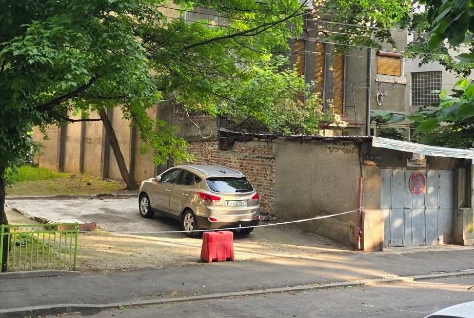 FOTO | Pe Strada Caporal Preda, un bucureștean și-a rezolvat singur problema parcării, cu un lanț și multă hotărâre: lecție de auto-administrare în Sectorul 5