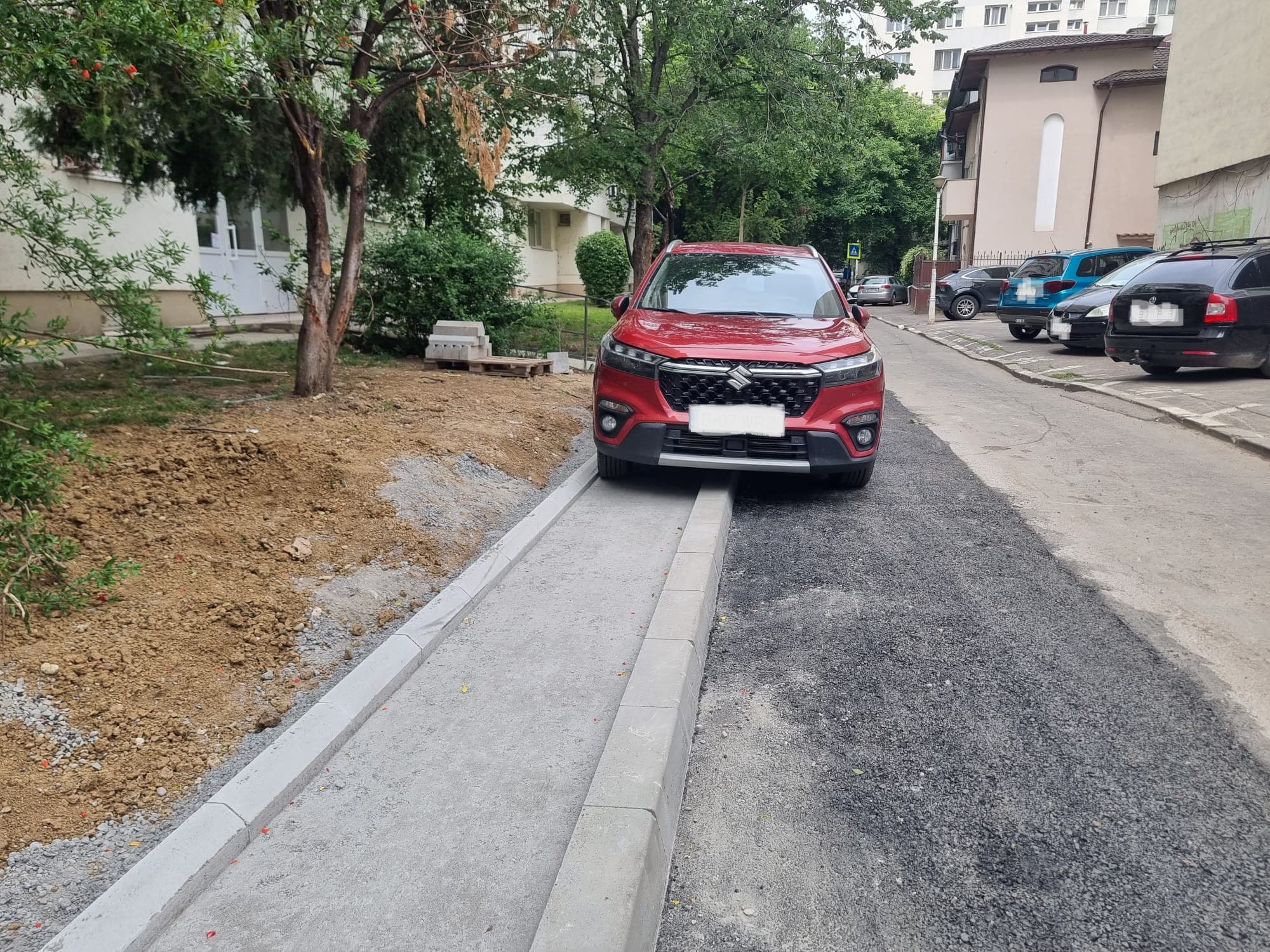 FOTO | Mini-trotuarul de 80 cm din Obor a fost inaugurat cu succes: a găzduit primul SUV. Bonus, asfaltul a intrat în pământ de rușine și s-a lăsat peste noapte