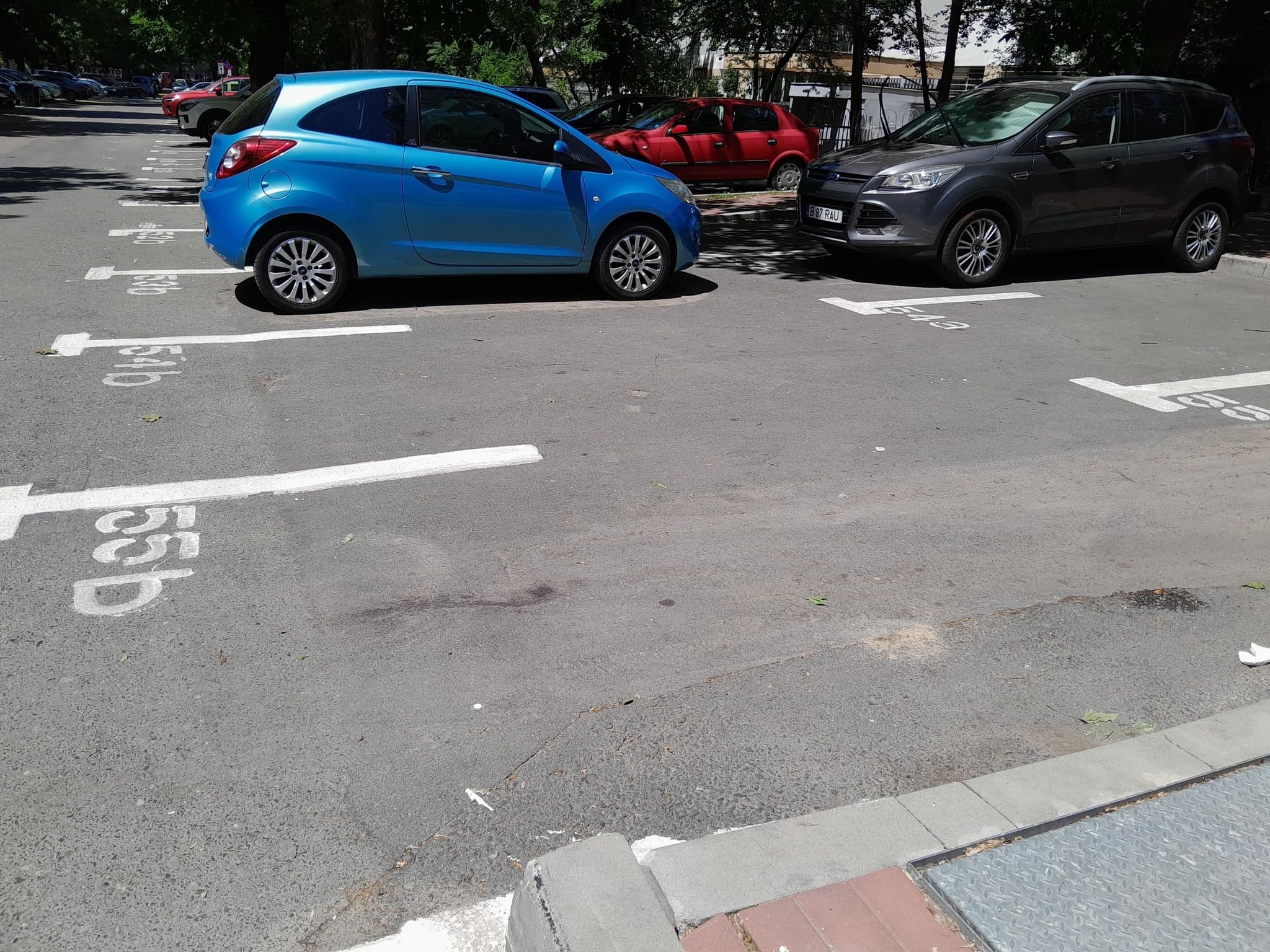 FOTO | Pe strada Reconstrucției, primarul Negoiță a reconstruit parcarea: 2 în 1, exact ca șamponul. Doar că a blocat trotuarul pentru ”parcarea de familie”