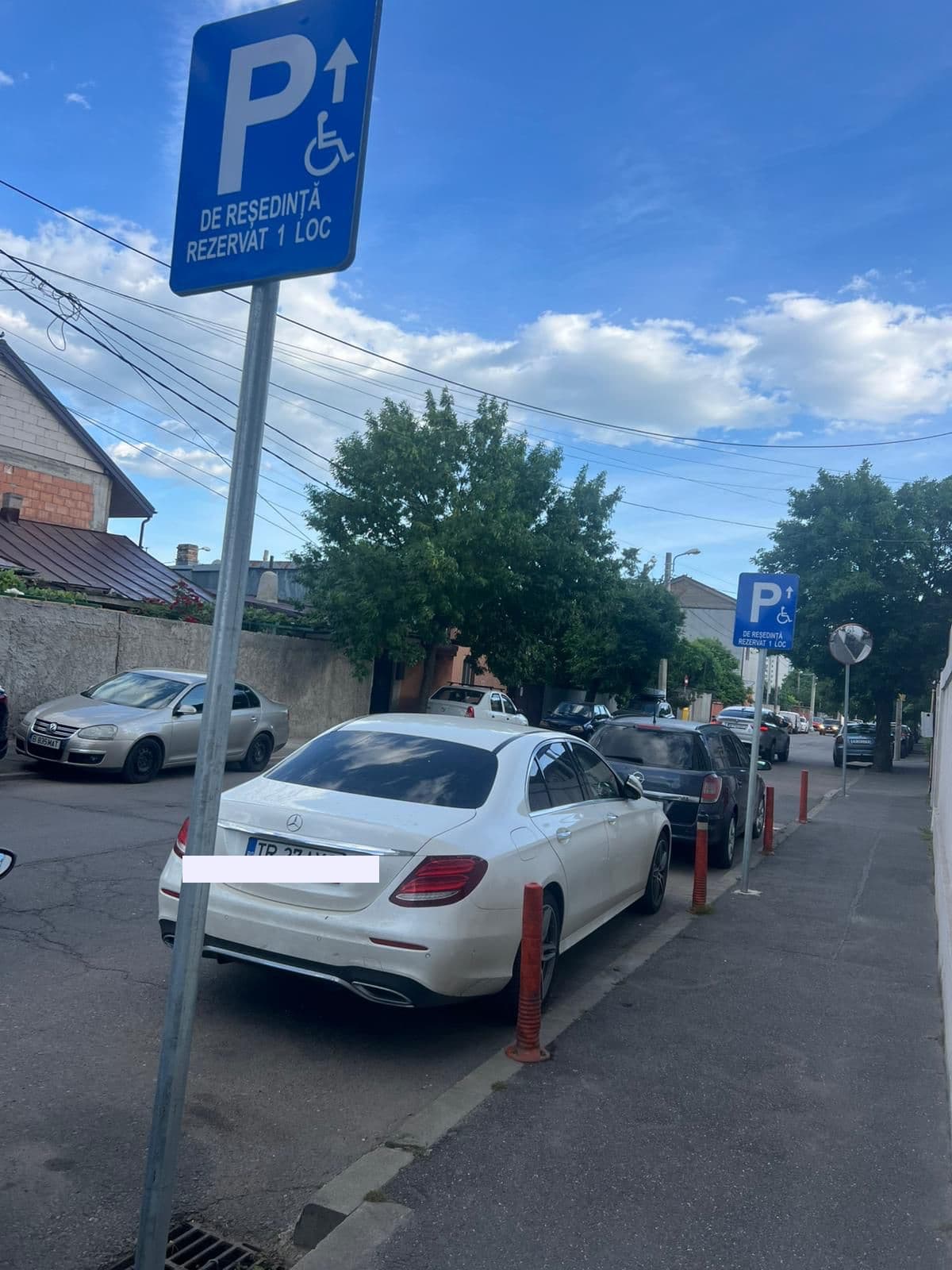 FOTO | O femeie din Sectorul 5 se roagă de șoferi să nu-i ocupe soțului invalid locul de parcare: pentru tânăr e un loc liber, pentru noi e singura variantă