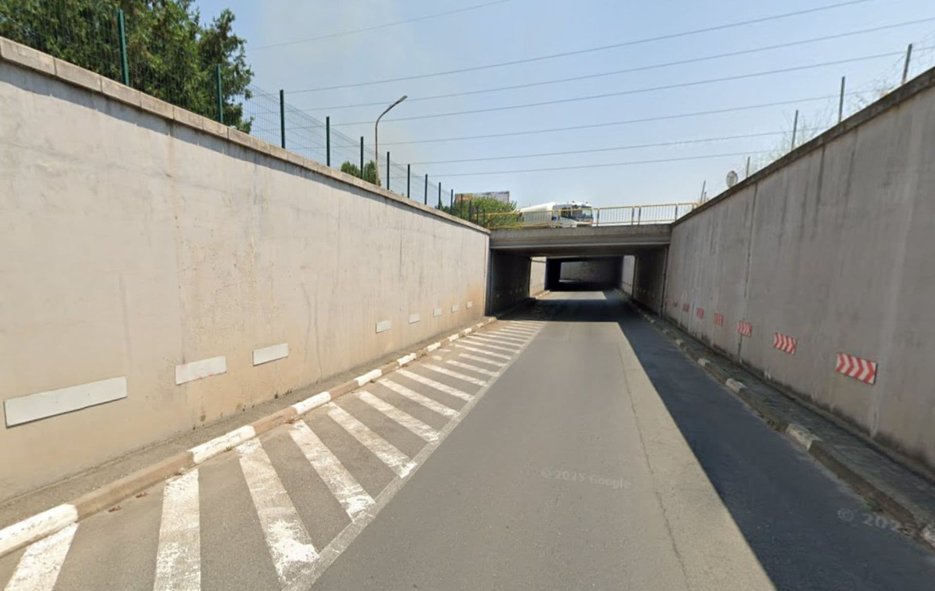 Plouă 10 minute, viața e dată peste cap 10 ore. Pasajul de la ieșirea de pe A1 către Carrefour Militari, inundat. „Poliția a plecat, a redeschis accesul în baltă… Smart move!”