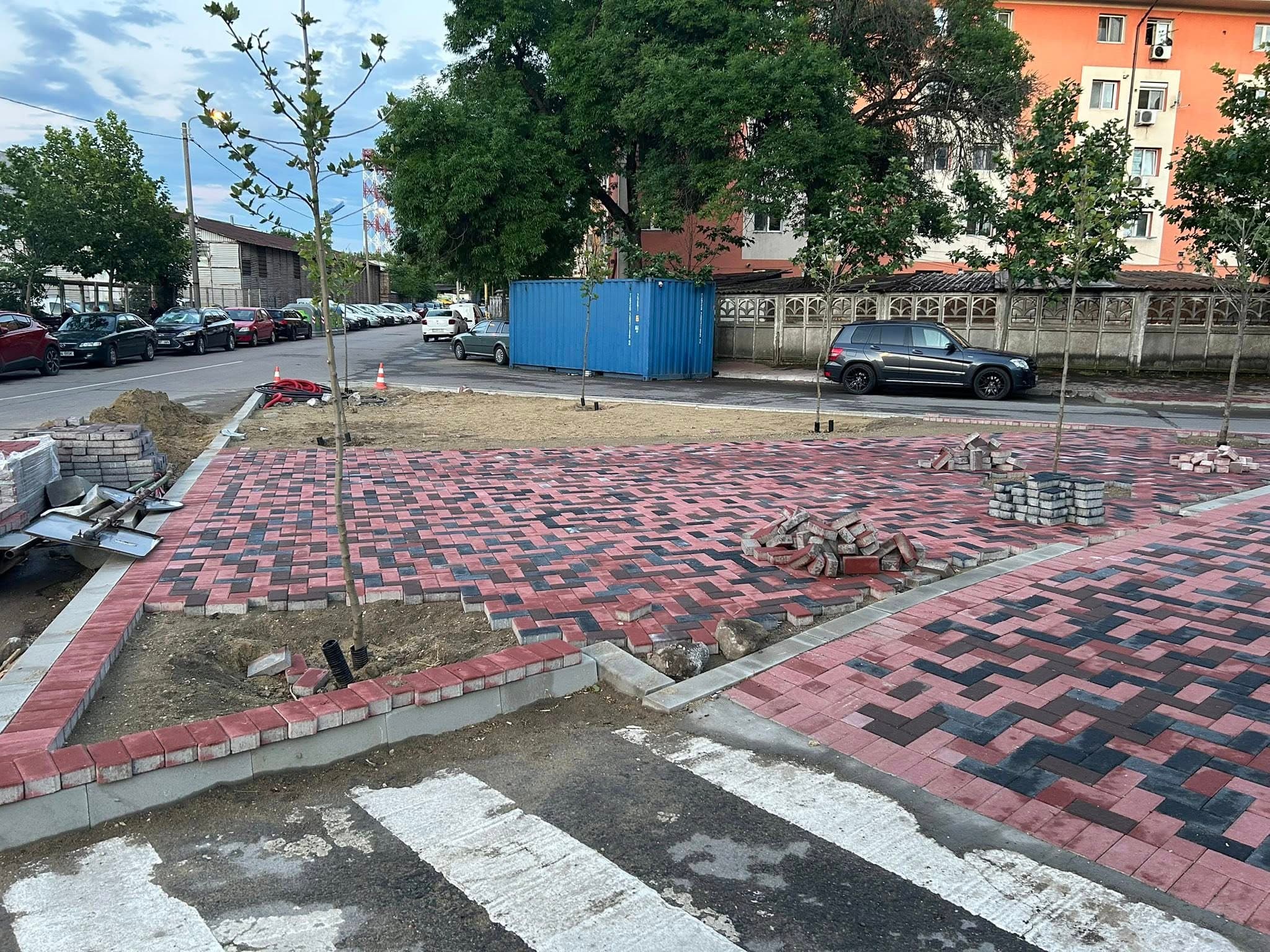 FOTO | Lucrare clasică în Sectorul 3, pavelele și bordurile nu au lipsit. Bucureștean nemulțumit după ce un spațiu a fost acoperit cu ciment și nu transformat într-unul verde