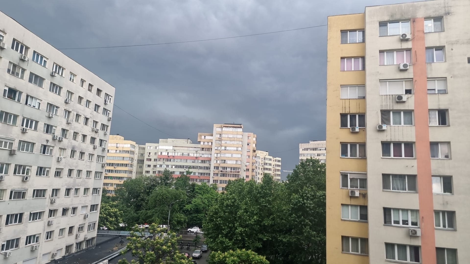 Atenționare de cod galben de instabilitate atmosferică azi în București. Va ploua cu găleata, va pica și grindină, temperaturile vor scădea considerabil