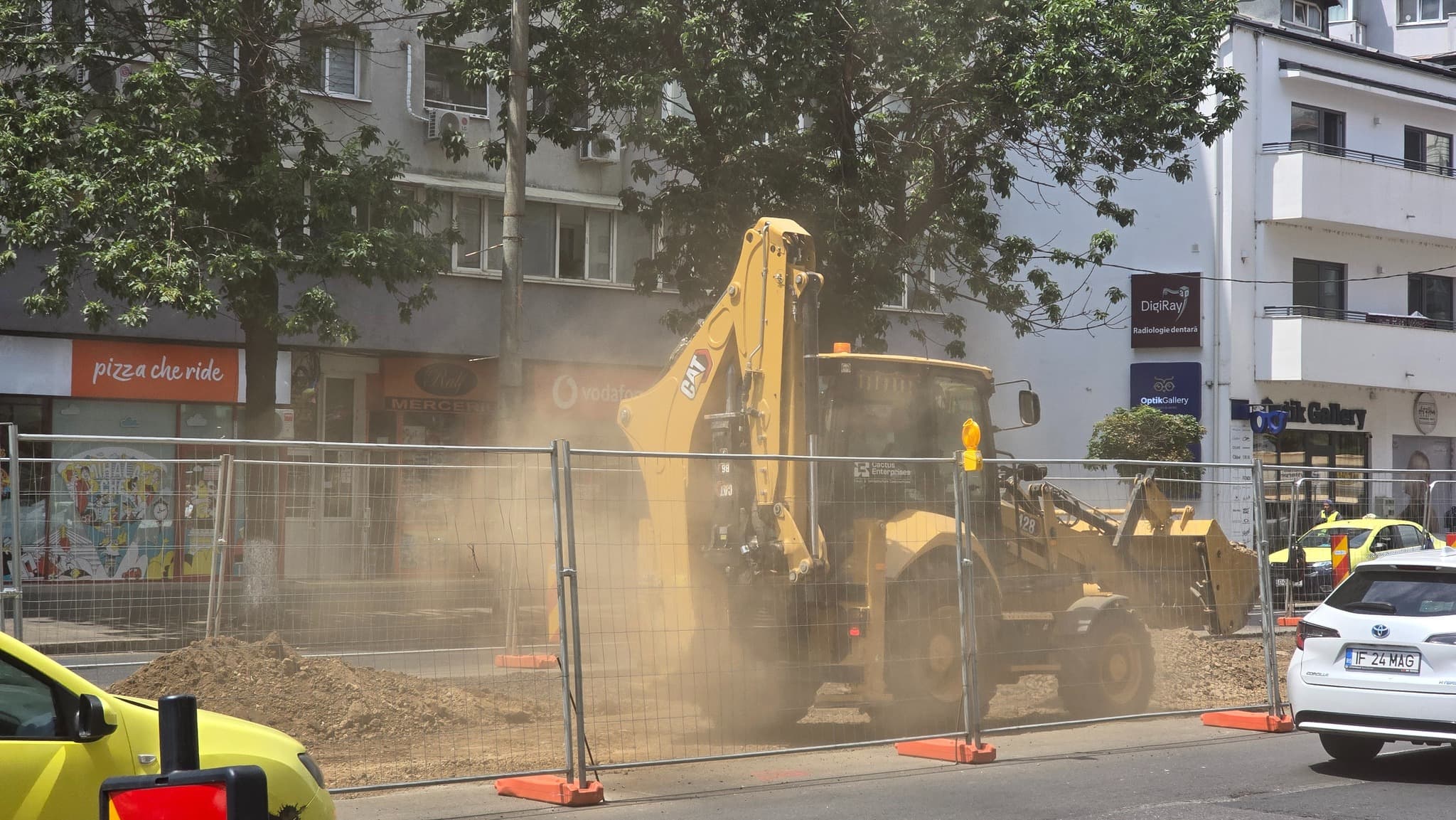 FOTO | Marea regenerare urbană de pe Mihalache vine cu nori denși de praf. Bucureșteni din zonă: „Înțelegem că se modernizează, dar să se respecte legea”
