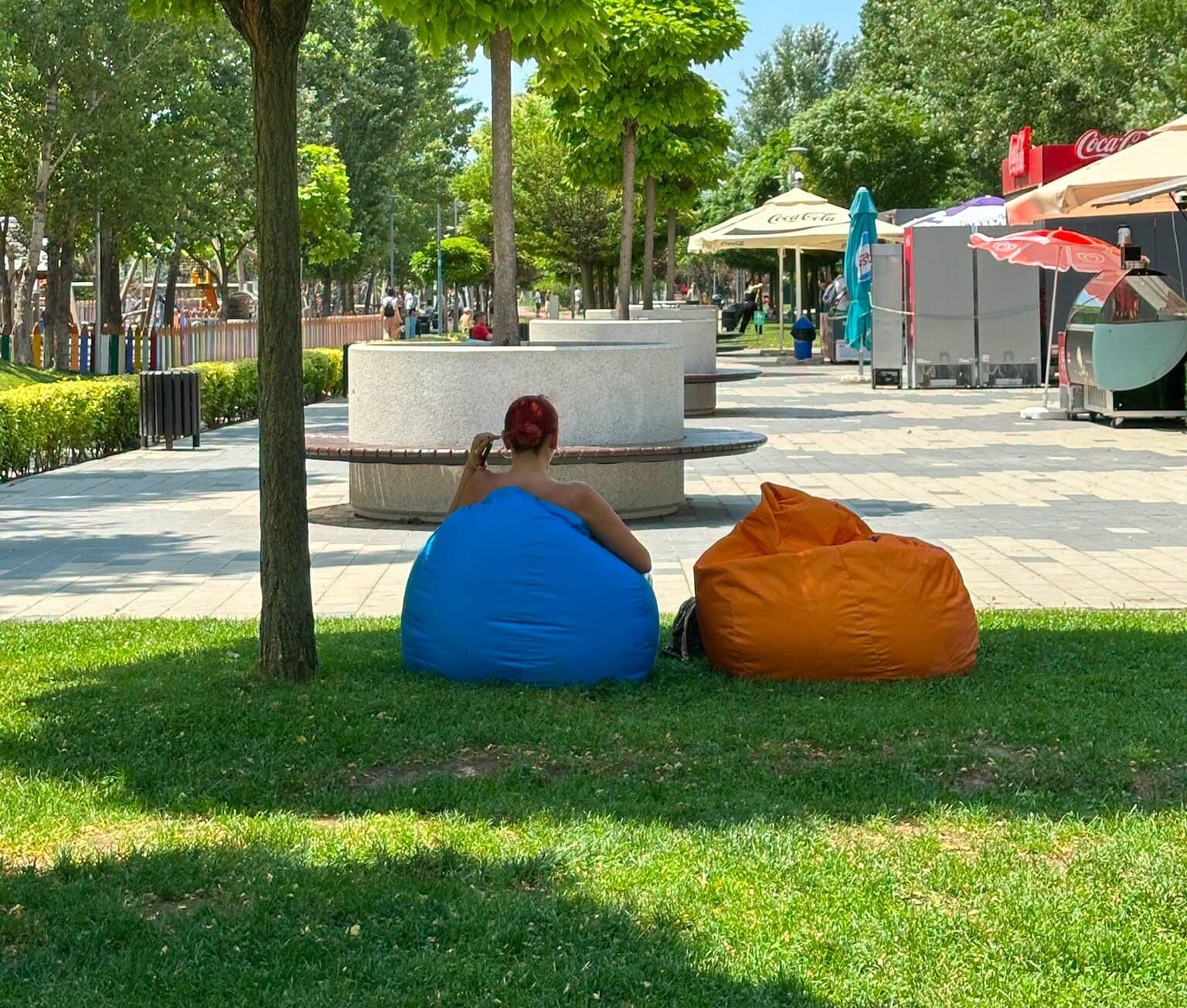 FOTO | Hamace și pufuri colorate, noua atracție din Parcul Liniei. Primăria Sectorului 6 îi roagă pe bucureșteni să nu le distrugă