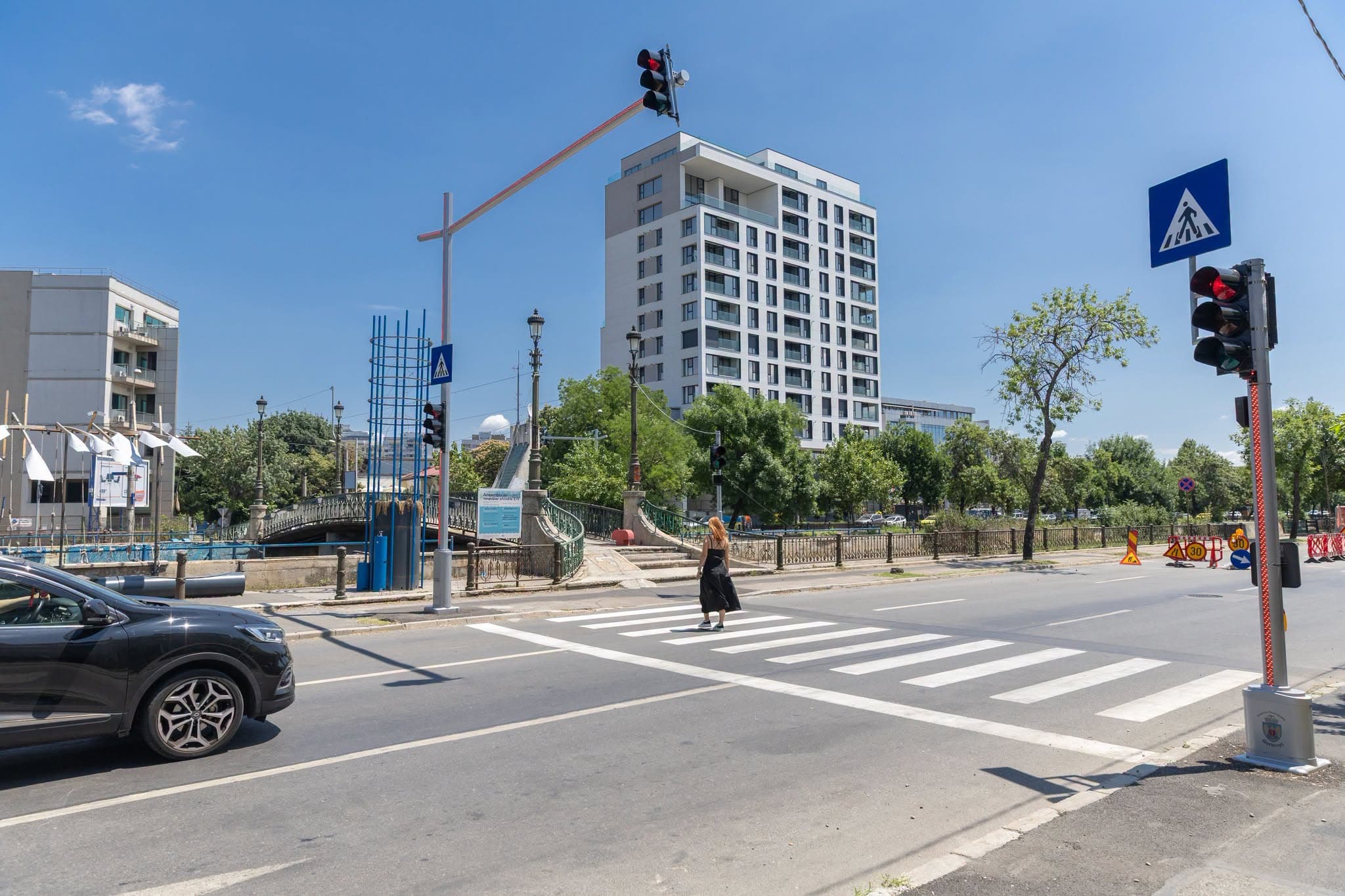 FOTO | Patru noi treceri de pietoni semaforizate, puse în funcțiune pe Calea Giulești și Splaiul Unirii. PMB anunță că în 35 de intersecții vor fi montate semafoare