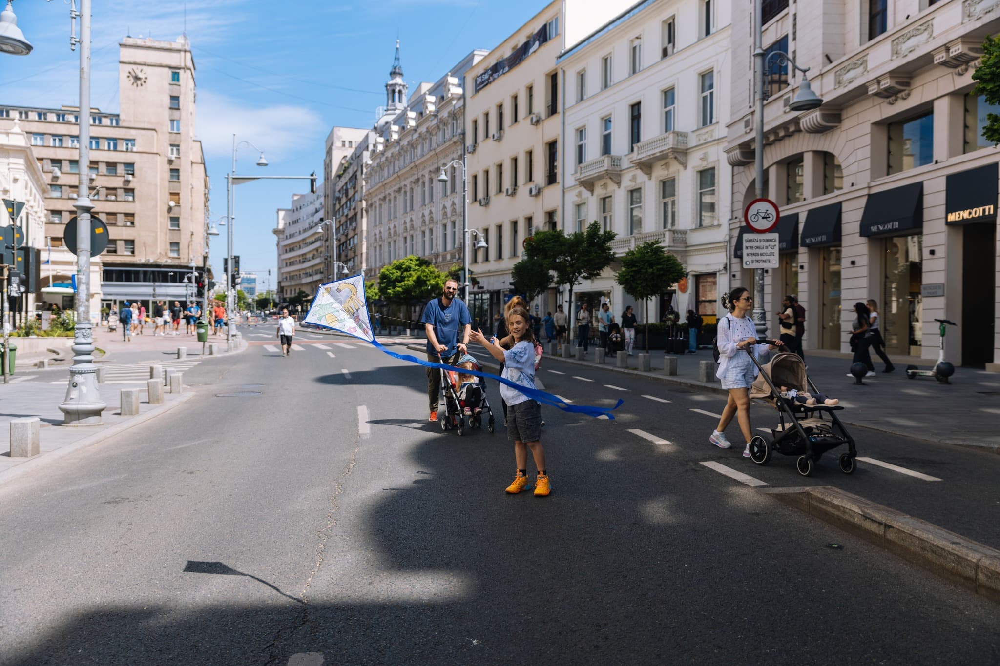 Avem Străzi Deschise pe Calea Victoriei, care va fi pietonală două zile. Vor fi dezbateri și discuții despre arhitectură, prezentarea aplicației Safe Vibes și atelier de pictură