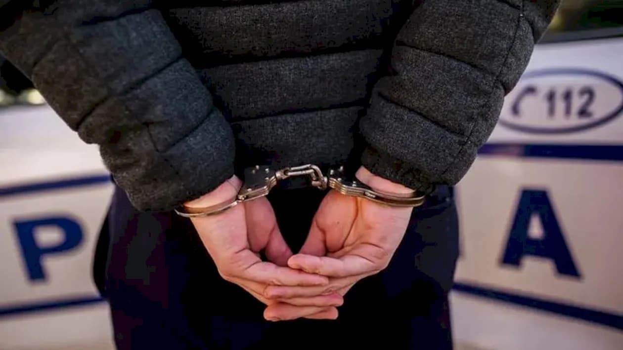 VIDEO | Un tânăr de 19 ani care i-ar fi furat geanta unei bătrâne în Sectorul 3 a fost reținut de polițiști. Femeia ar fi avut 9.000 de lei în geantă