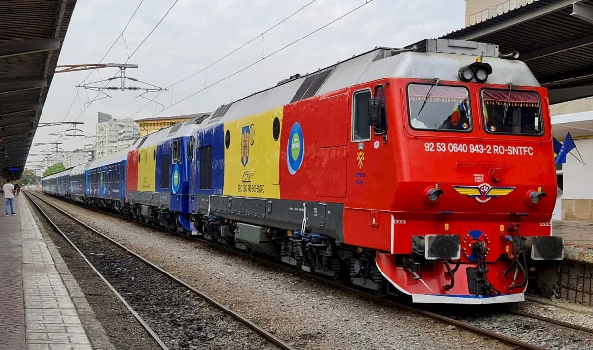 „România”, trenul vacanței de vară, a plecat de la Gara de Nord și-a luat foc 70 de km mai târziu, la Videle. Călătorii au așteptat 4 ore să vină altă locomotivă de la București