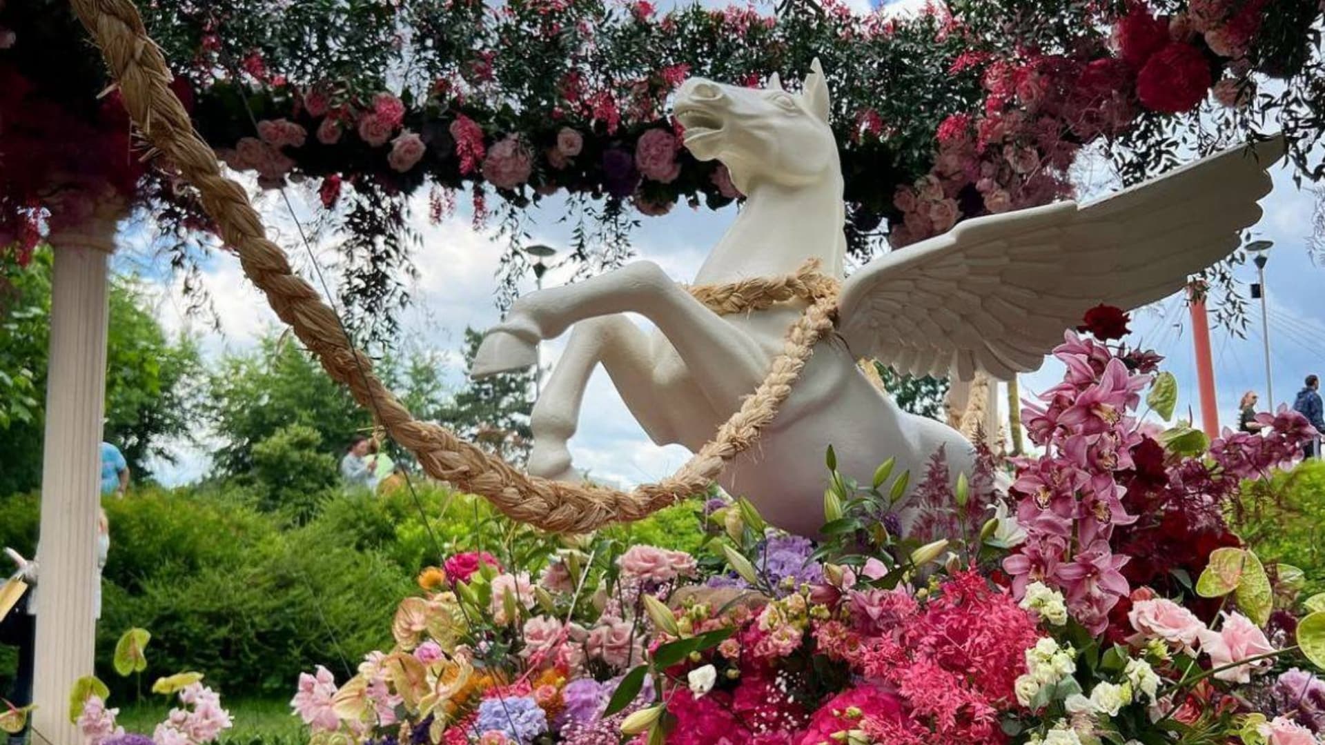West Side Flower Fest e în acest weekend, în Parcul Drumul Taberei. Peste 100.000 de flori și zeci de spectacole îi așteaptă pe bucureșteni. Programul complet