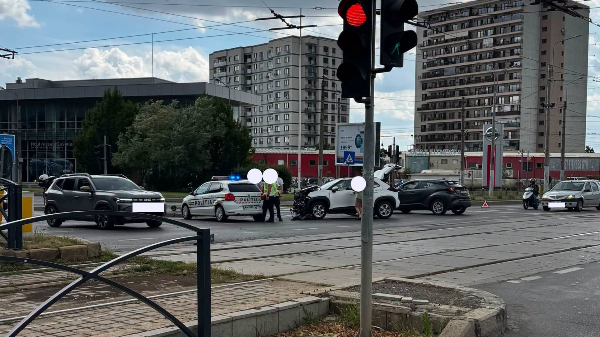 FOTO | Accident pe Bd. Timișoara, la intersecția cu Valea Oltului. Traficul din zonă este aglomerat