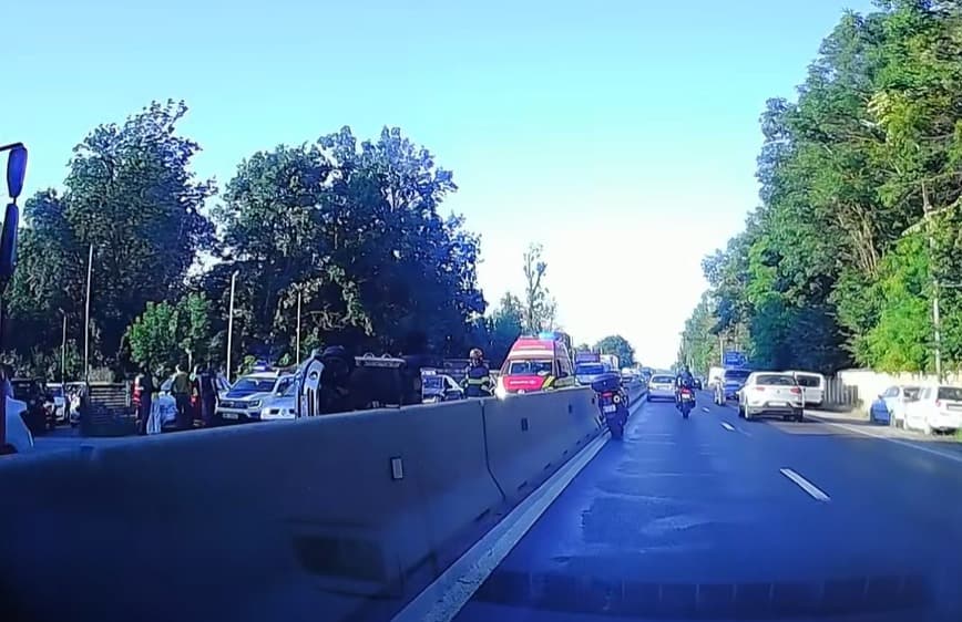 VIDEO | O mașină s-a răsturnat pe DN1, după podul de la Aeroportul Otopeni. Se circulă cu dificultate pe sensul București-Ploiești