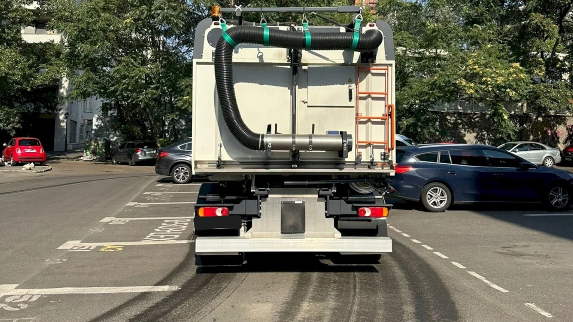 Pățania unui șofer amendat care lăsase mașina când s-a făcut curățenie într-o parcare din Sectorul 3. El susține că nu era programată nicio spălare atunci