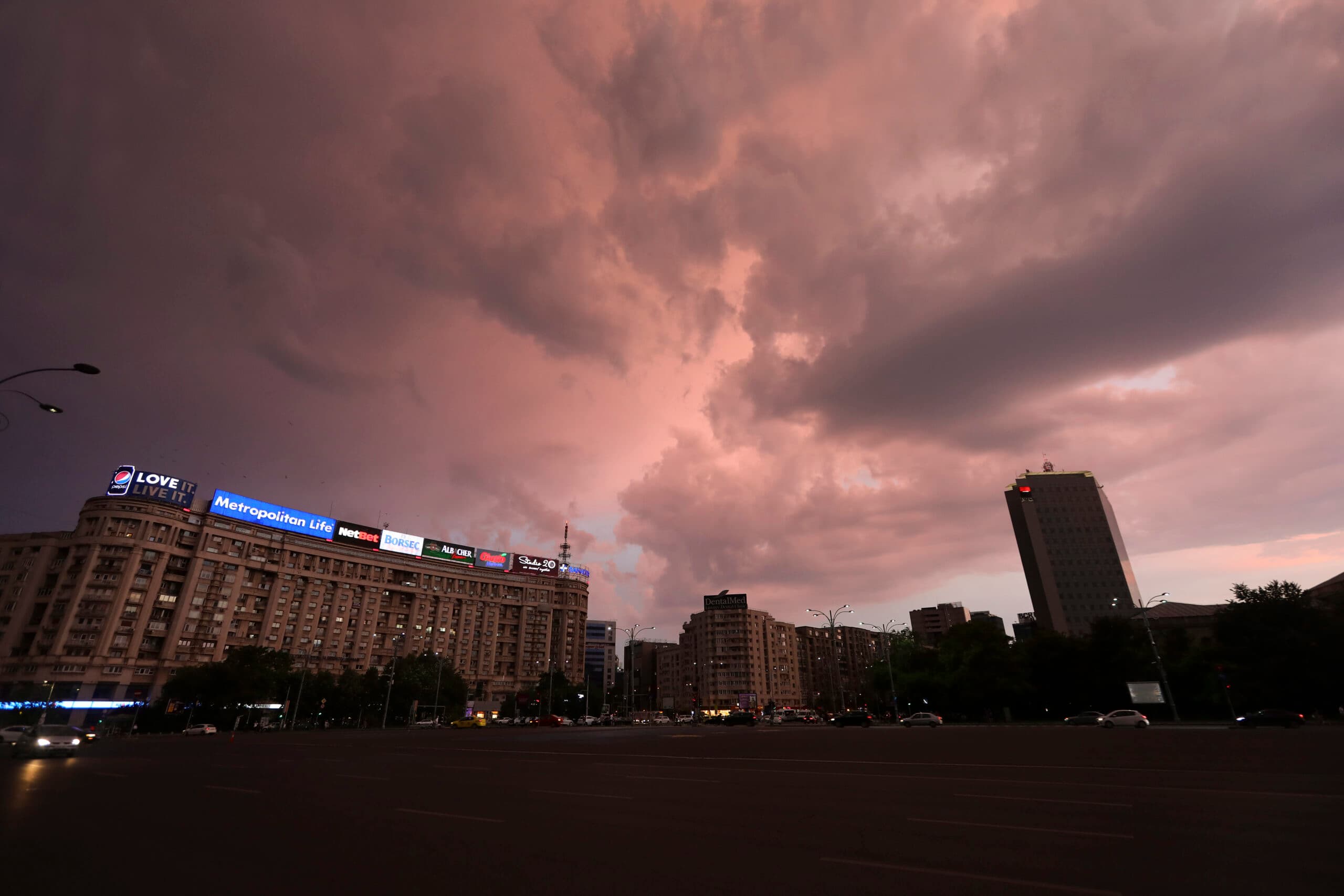 Iar avem avertizări meteo la București, proaspăt cod galben de vijelii emis de ANM. Vremea de weekend începe cu furtună, continuă scăderea temperaturilor
