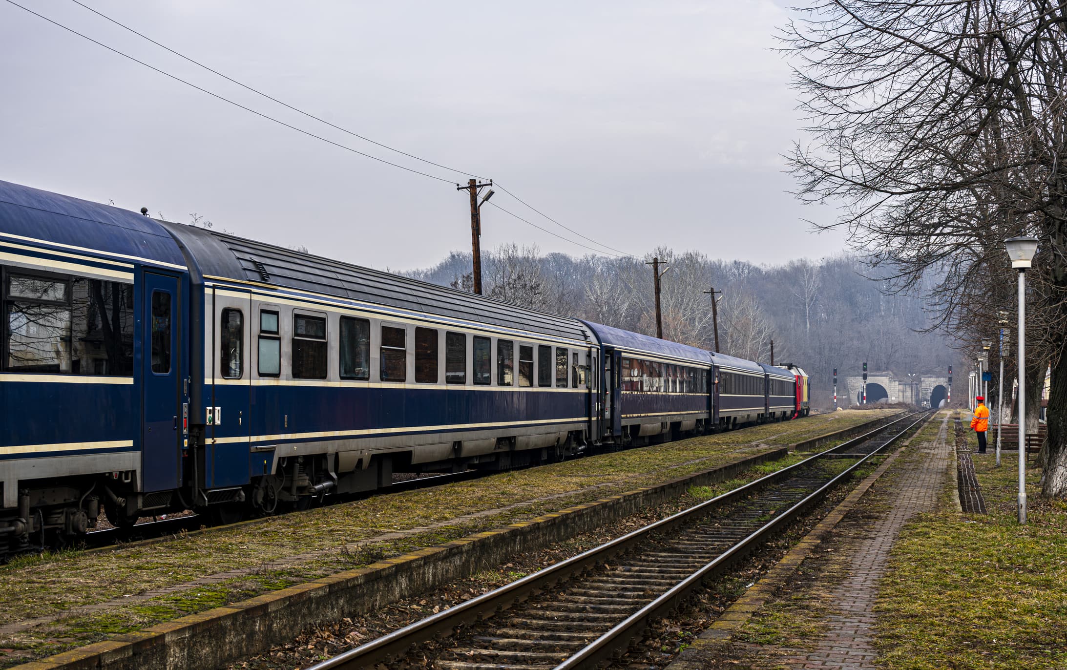 Niște bucureșteni au plecat adolescenți cu trenul de la București la Baia Mare și au ajuns la destinație în pragul pensiei. CFR a mai atârnat de ultimul vagon și o locomotivă care luase foc