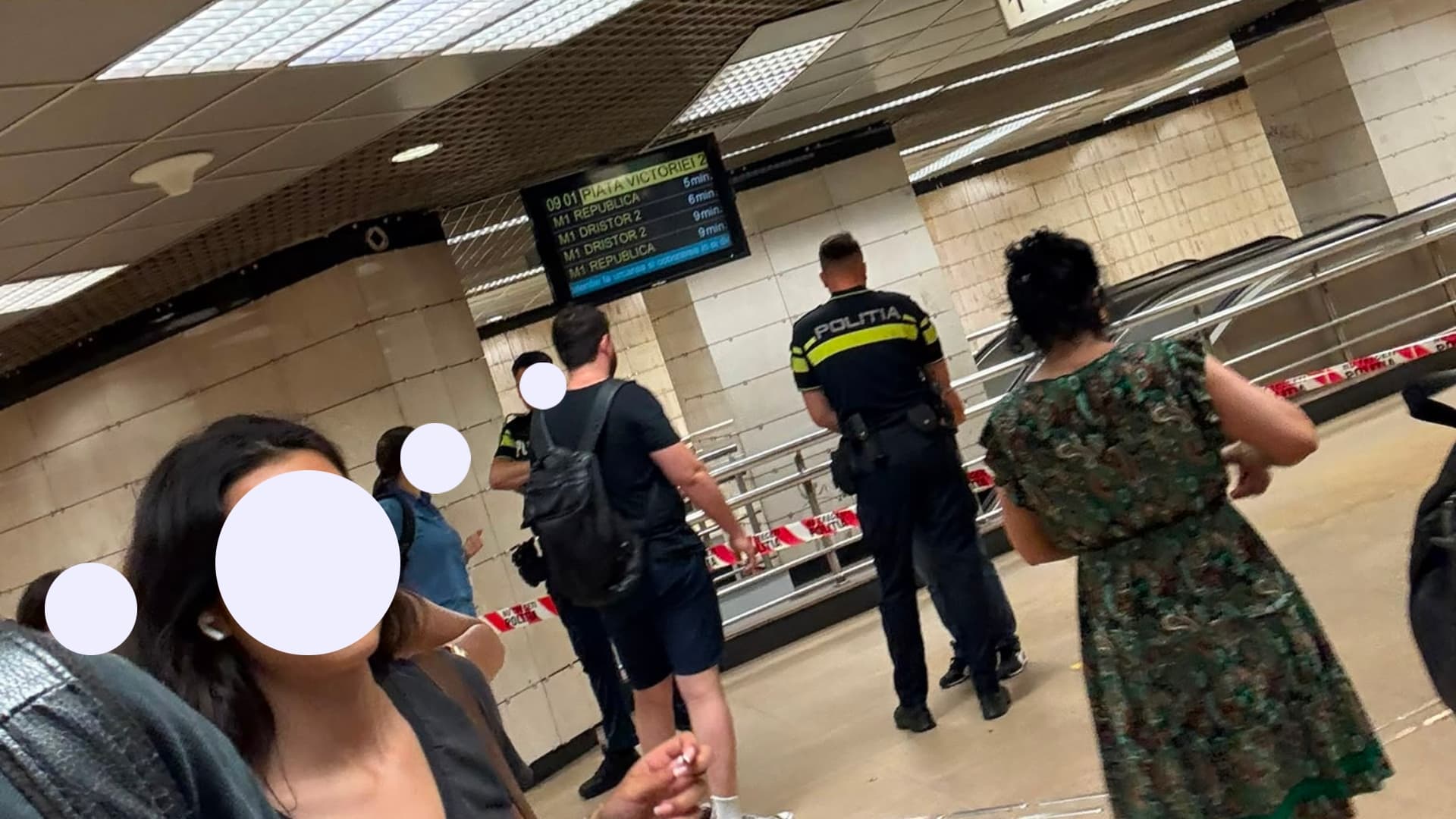 FOTO | Bandă „Pe aici nu se trece”, pusă de polițiști la scările rulante de la Piața Victoriei 2, inundată după ploaia de azi-noapte. Stația de metrou rămâne închisă
