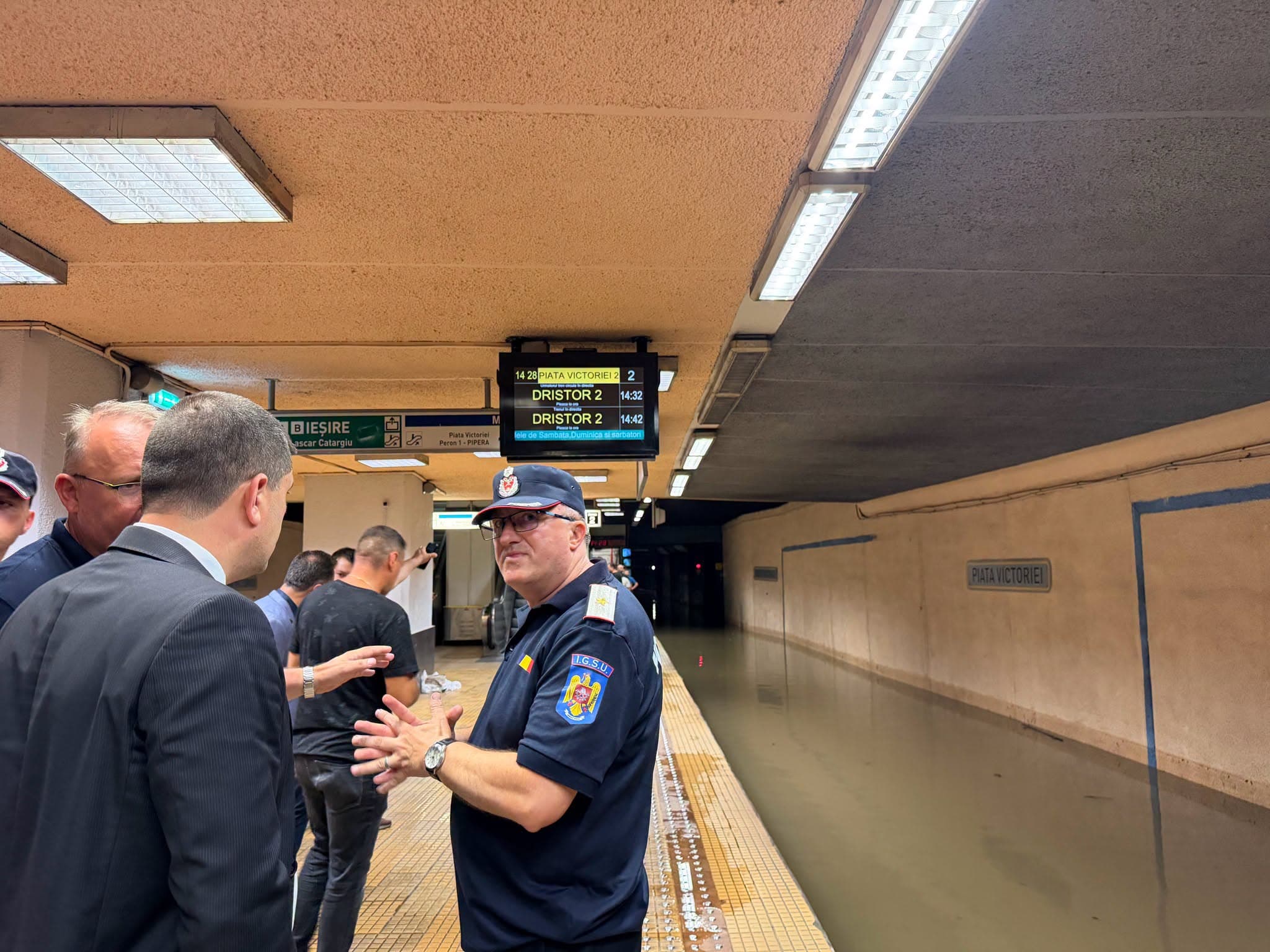 ESENȚIAL | Armata, trimisă la metrou, să scoată apa din stația Piața Victoriei. Circulația ar putea fi reluată diseară, spune ministrul Miruță, dar se anunță o altă furtună