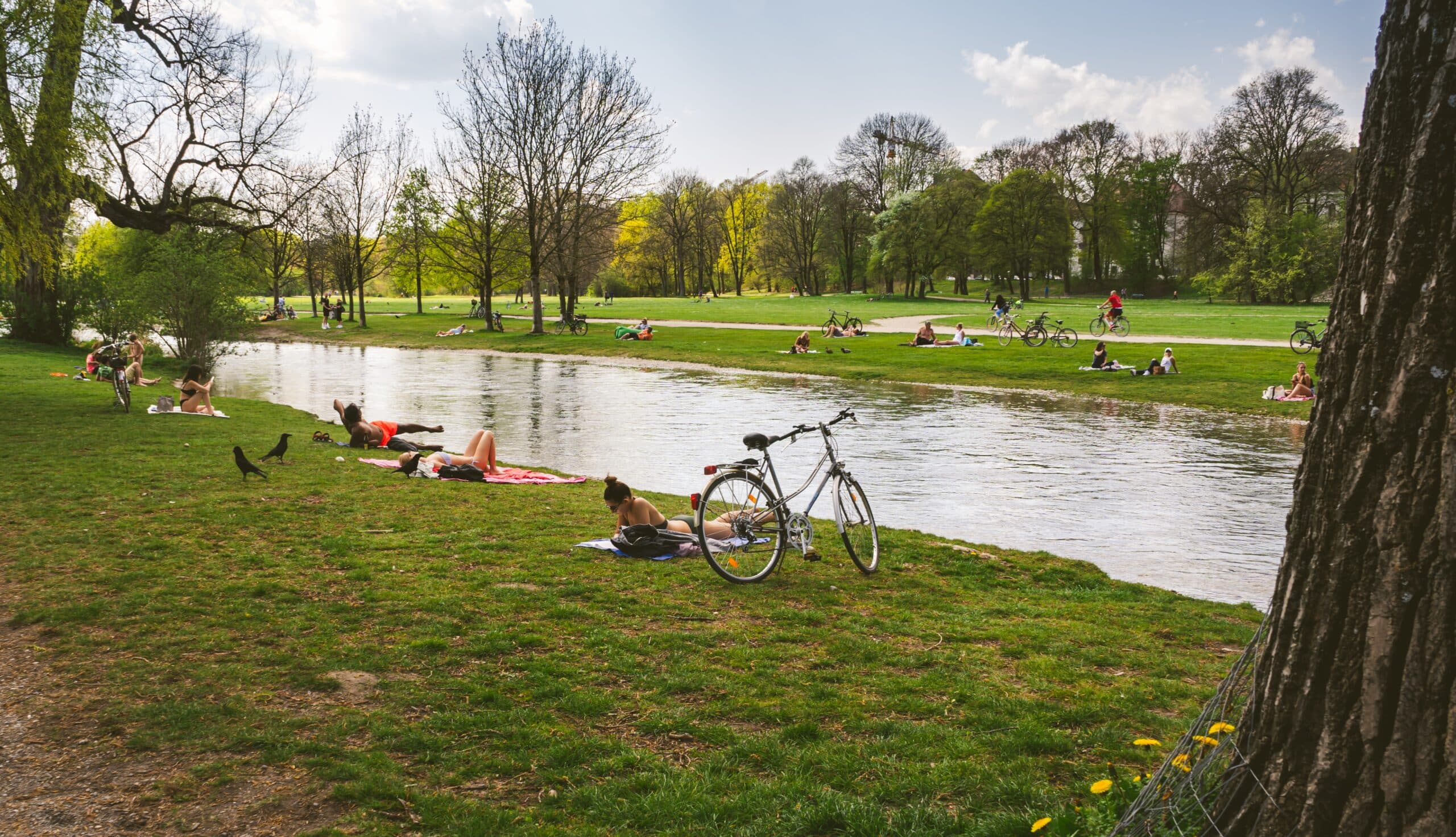 FOTO 🏖️ În parcurile Tineretului și IOR bucureștenii fac plajă ca pe litoral. Orașul urmează să fie mai bogat cu încă un loc de stat la soare ca la Costinești, în Sectorul 6