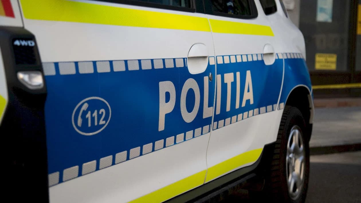 Un bărbat a fost arestat după ce a spart o mașină parcată în Sectorul 1. Acesta a fost prins chiar când cotrobăia prin torpedo