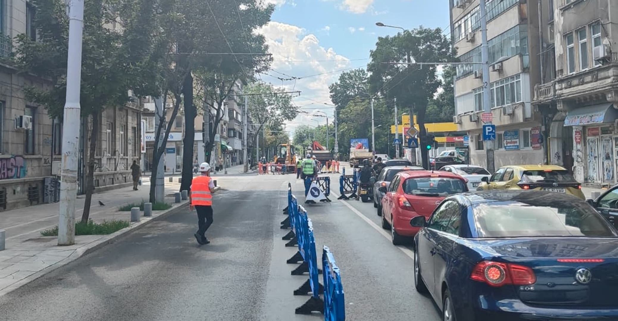 S-a surpat asfaltul la intersecția Bd. Mihail Kogălniceanu cu Vasile Pârvan. Traficul este restricționat pentru intervenția Apa Nova
