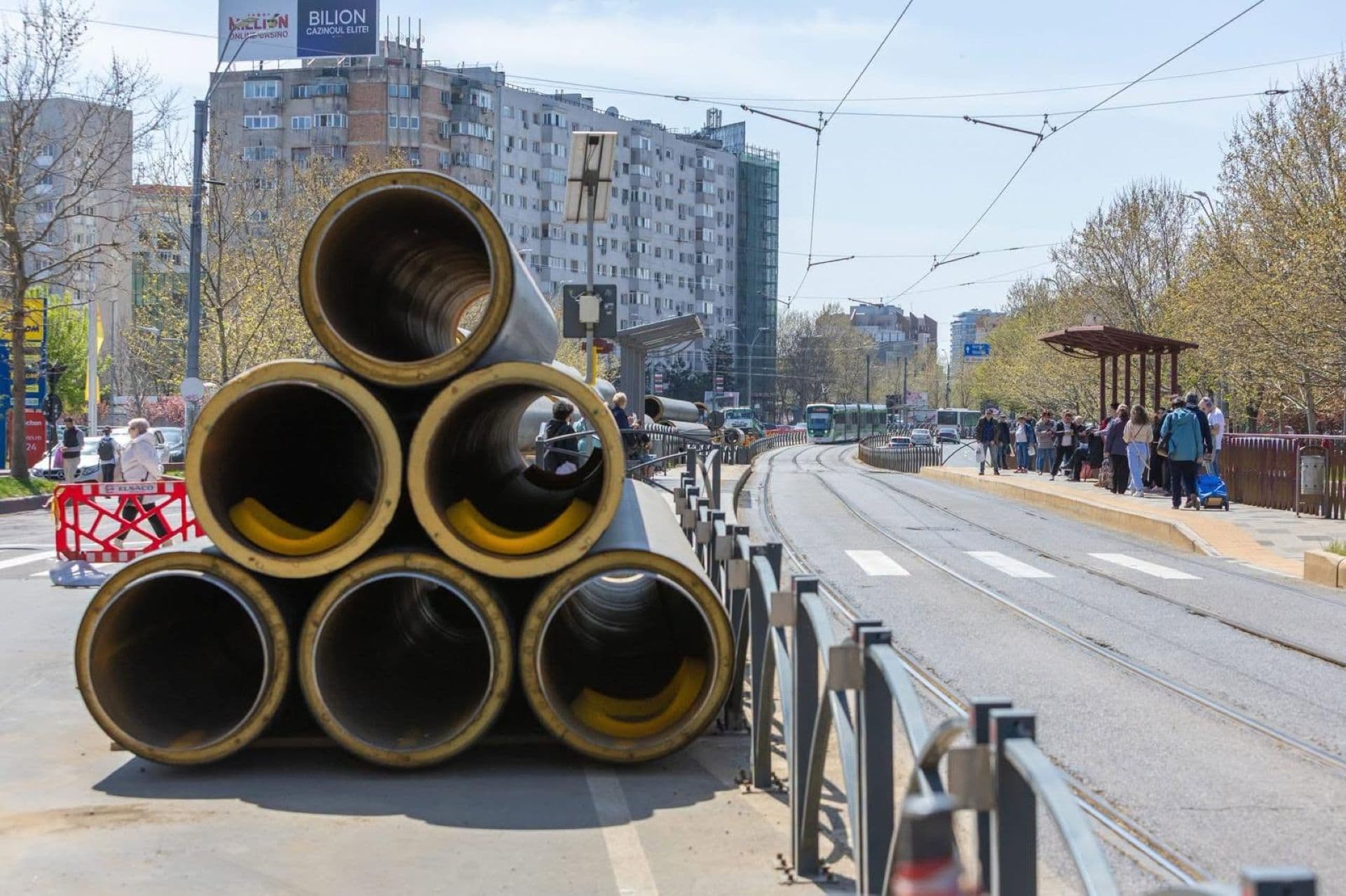 ESENȚIAL | Peste 4.000 de blocuri din Berceni, Panduri, Floreasca și alte zone din București rămân fără apă caldă. CMTEB deschide noi șantiere pentru modernizarea conductelor