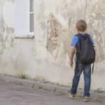 ANALIZĂ România nu doar că este pe ultimul loc în UE în privința copiilor care părăsesc timpuriu școala, dar stagnează și chiar înregistrează regrese în unele regiuni și domenii, după decenii de „reforme”, arată un nou Raport UNESCO
