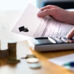 GRILE Salariile de bază pentru cadrele didactice din universitati de la 1 iulie 2027 – proiect de Lege a salarizării / Coeficientul de calcul crește pe linie, cu excepția profesorilor universitari cu peste 25 de ani vechime, pentru care coeficientul e mai mic decât în prezent – sumele pe fiecare gradație