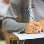 Aproape 25.000 de elevi au lipsit de la proba obligatorie din cadrul simulării Bacalaureatului 2026 / 6 elevi au fost eliminați pentru tentativă de fraudă