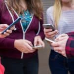 Interdicția privind telefoanele aplicată în școli din SUA nu are efecte semnificative asupra performanței elevilor, iar primele rezultate pozitive, legate de starea de bine a elevilor, apar doar după 2-3 ani – studiu