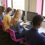Comisia Europeană: România trebuie să consolideze competențele digitale de bază atât la profesori, cât și la elevi și studenți
