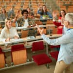 „Mica reformă” din 2025, prin care universitățile au fost puse să-și asume misiunea, a devenit „măsură majoră de reformă” în cel mai nou Raport privind starea învățământului universitar. Documentul Ministerului nu precizează niciun efect sau obiectiv concret pentru această inițiativă