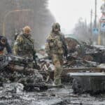 Liceele din Ucraina încep instruirea militară practică a elevilor: instructori cu experienţă de luptă îi învaţă pe adolescenţi noţiuni militare de bază şi cum să supravieţuiască în condiţii de front