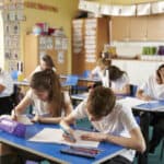 Începe Evaluarea Națională la clasa a IV-a 2026. Astăzi, elevii dau testarea scrisă la Limbă și comunicare. Durata de rezolvare este de 60 de minute