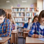 Simularea Evaluării Naționale 2026 continuă marți, 17 martie, cu proba la Matematică. Examenul începe la ora 9 / Sunt permise marcajele pe figură cu creion sau stilou/pix de culoare albastră, potrivit procedurii oficiale