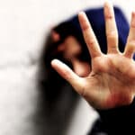 Elevă cu CES, bătută în clasă de o colegă la un liceu din Giurgiu / Inspectorul școlar general, Alina Meclea: Ce e foarte grav e că din aproximativ 30 de copii câți erau în clasă, niciunul nu a intervenit, iar colegii au filmat