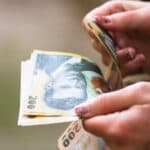 Banii câștigați de profesori prin hotărârile judecătorești definitive vor fi plătiți în aprilie / Până pe 26 martie, toate inspectoratele școlare au de transmis Ministerului Educației cuantumul acestor sume – document