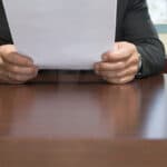 ANALIZĂ Lider în teorie, executant al ordinelor Ministerului Educației și inspectoratului în practică. Profilul managerului școlar cere leadership și rezultate, dar nu prevede deloc autonomia directorului, deși aceasta apare în toate documentele internaționale invocate de MEC în bibliografie