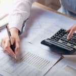 Sindicatele din Educație n-au primit garanția că salariul profesorului debutant va fi echivalent cu salariul mediu brut pe economie în noua lege a salarizării, după consultările de joi de la Ministerul Muncii – document