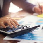 Modificarea urgentă a regulilor pentru plata cu ora, solicitată de un sindicat din Educație: Profesor cu normă completă și 8 ani vechime, încadrat doar la plata cu ora, câștigă sub salariul minim, iar școala încalcă legea